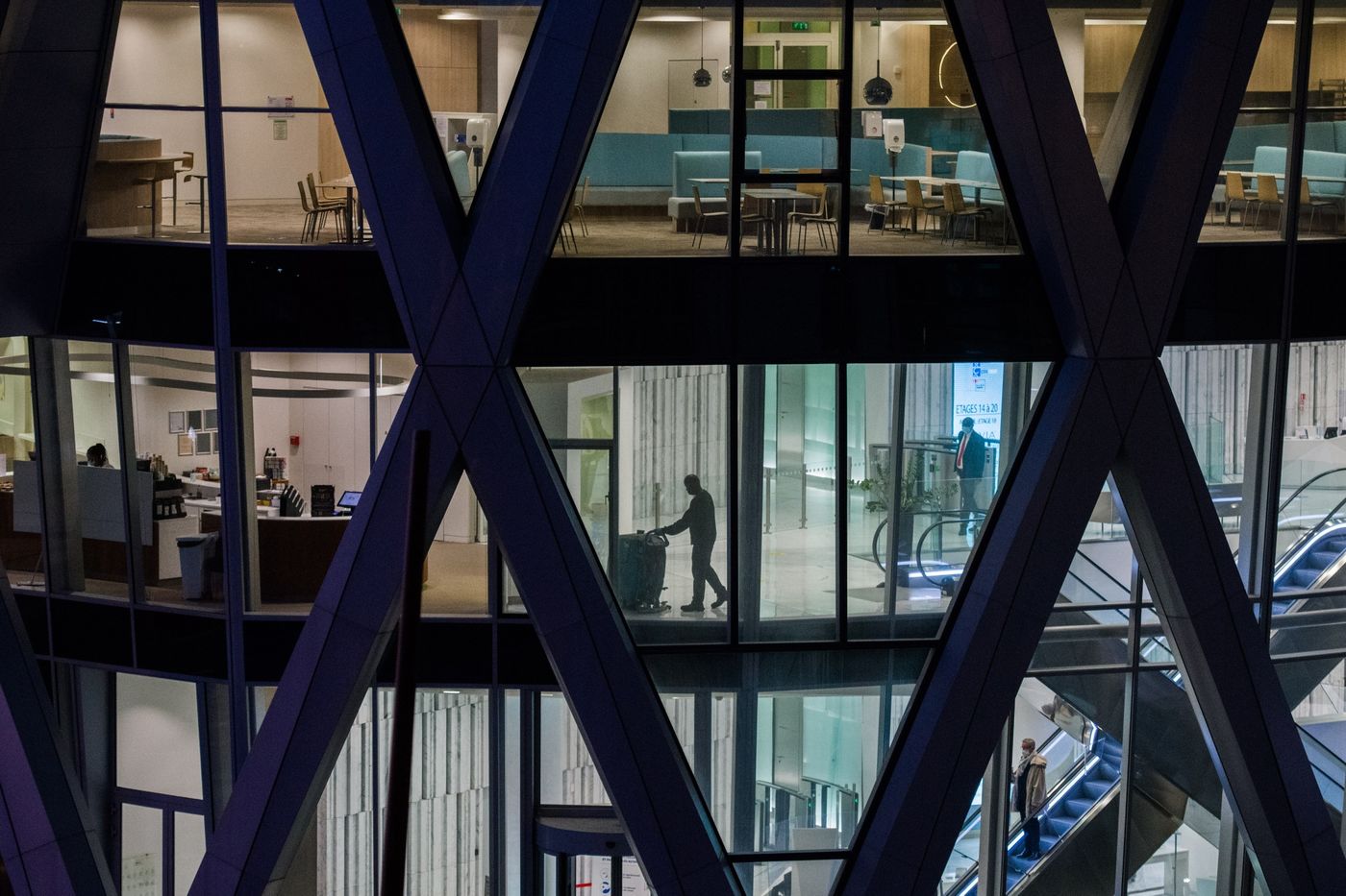 Một to&agrave; nh&agrave; văn ph&ograve;ng ở quận t&agrave;i ch&iacute;nh Paris, Ph&aacute;p, th&aacute;ng 10/2021 - Ảnh: Bloomberg.