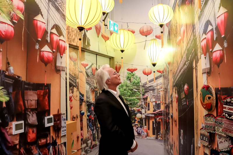 Tổng đại diện Mỹ Robert Clark tại Expo 2020 tại một góc “check-in” được ưa thích trong Nhà Triển lãm Việt Nam. (Nguồn: FPT).