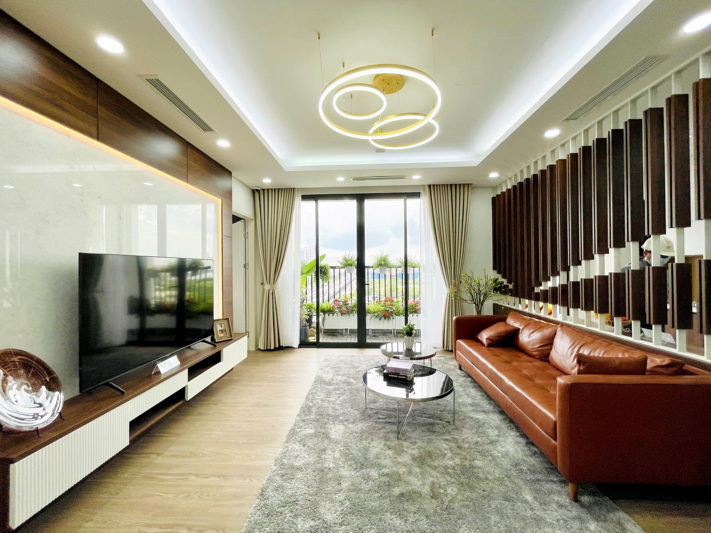 Phòng khách căn 93,7m2 được bài trí sang trọng và đầy sức sống.
