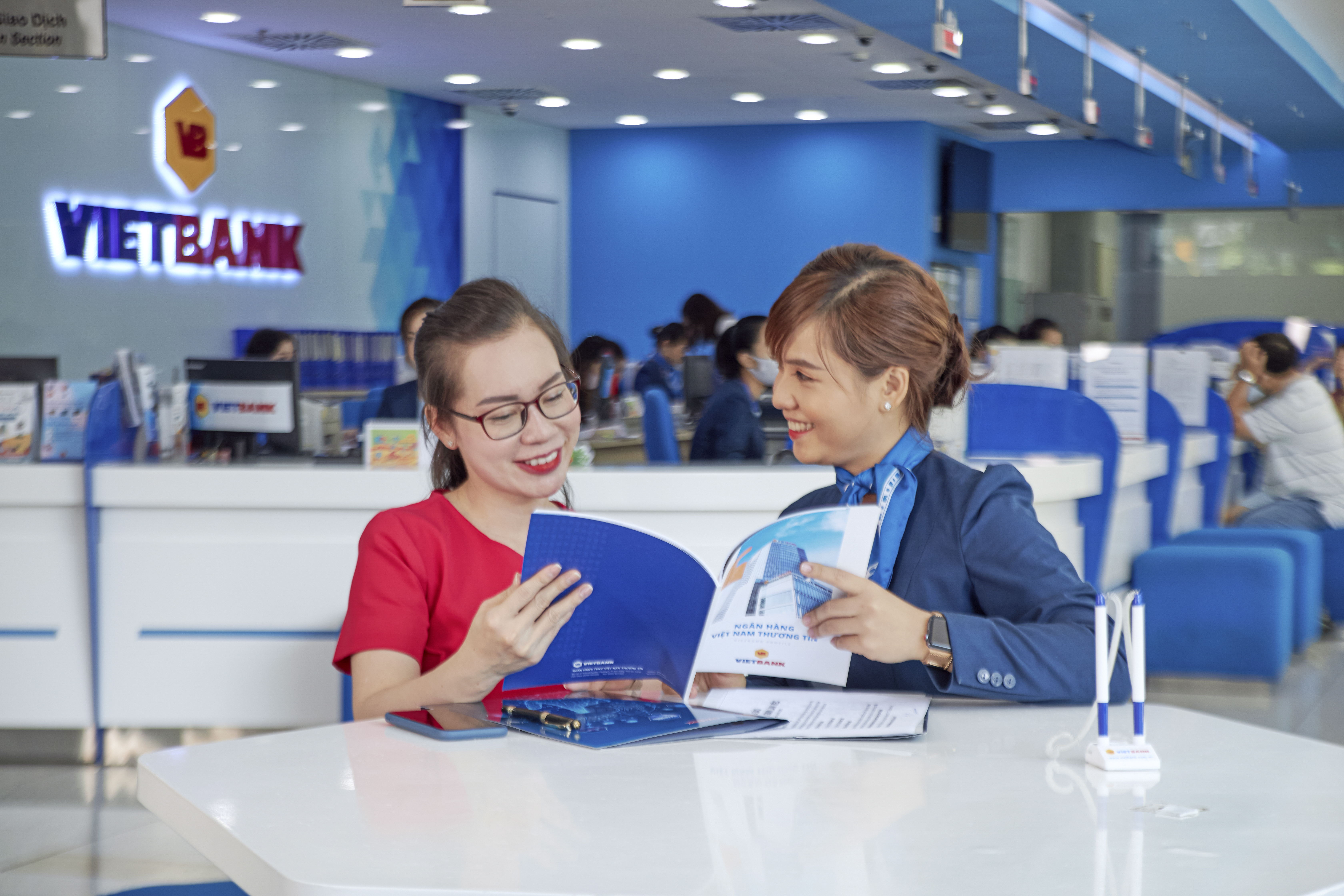 Tất cả khách hàng sẽ có cơ hội trúng sổ tiết kiệm lên đến 1 tỷ đồng và 100% nhận quà tặng khi gửi tiết kiệm tại Vietbank.