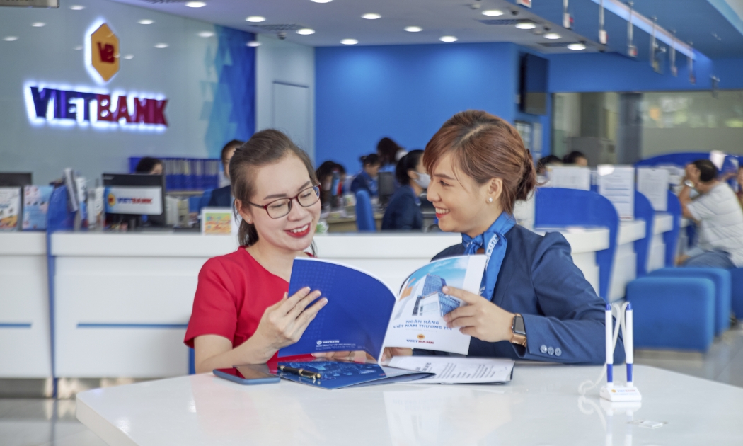 Tất cả khách hàng sẽ có cơ hội trúng sổ tiết kiệm lên đến 1 tỷ đồng và 100% nhận quà tặng khi gửi tiết kiệm tại Vietbank.
