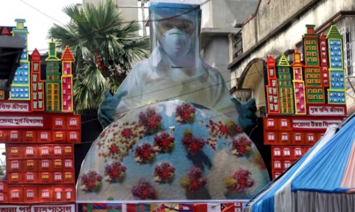 Nhà giàu Ấn Độ đổ xô sang Mỹ, Dubai tiêm mũi vaccine tăng cường