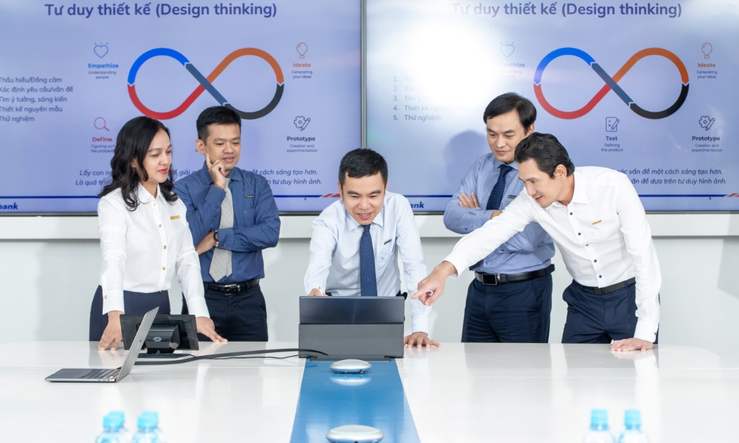 Ban lãnh đạo Trung tâm Chuyển đổi số (Digital Transformation Center) họp bàn triển khai phương pháp thay đổi tư duy số cho toàn hệ thống.