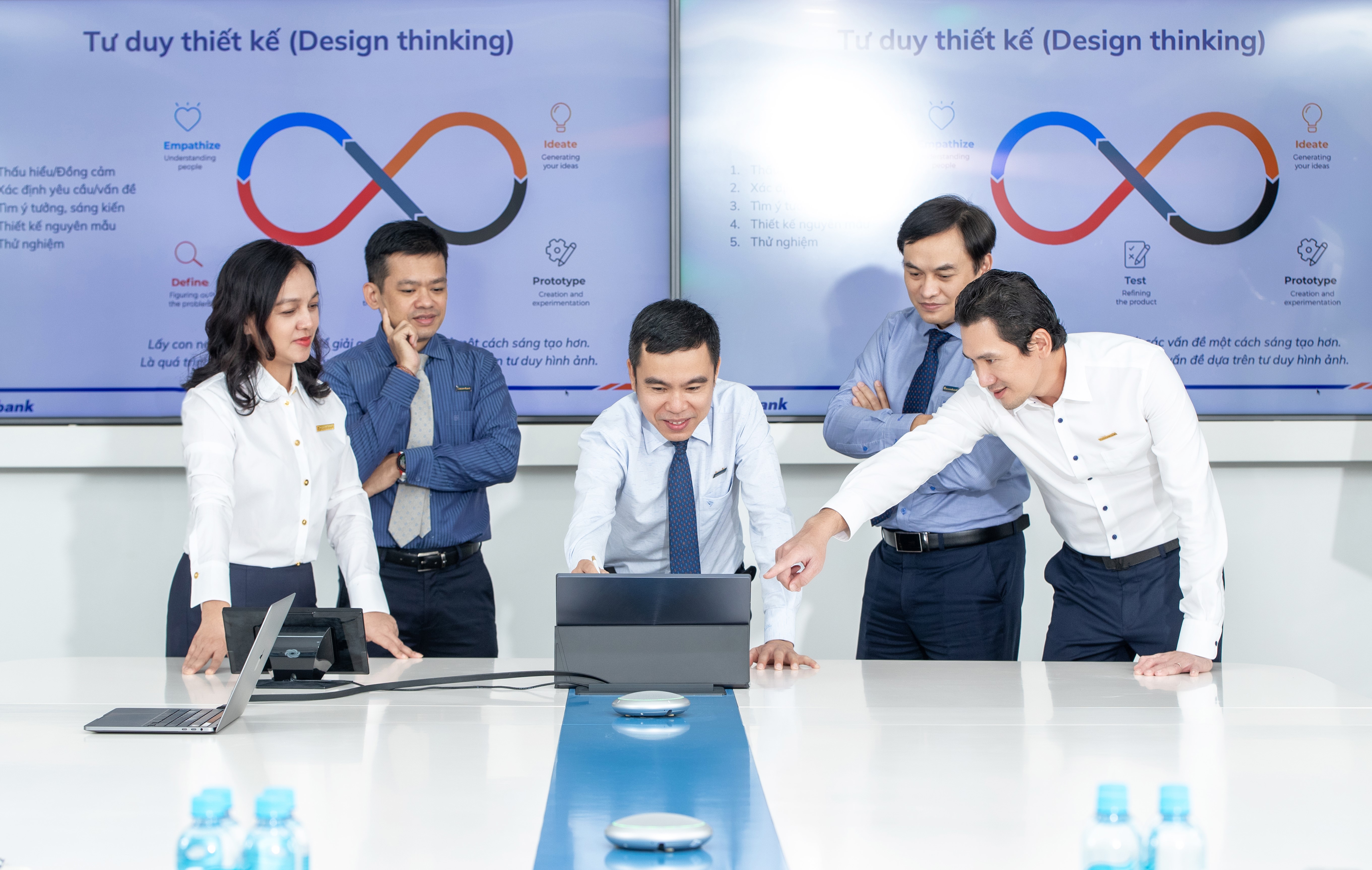 Ban lãnh đạo Trung tâm Chuyển đổi số (Digital Transformation Center) họp bàn triển khai phương pháp thay đổi tư duy số cho toàn hệ thống.