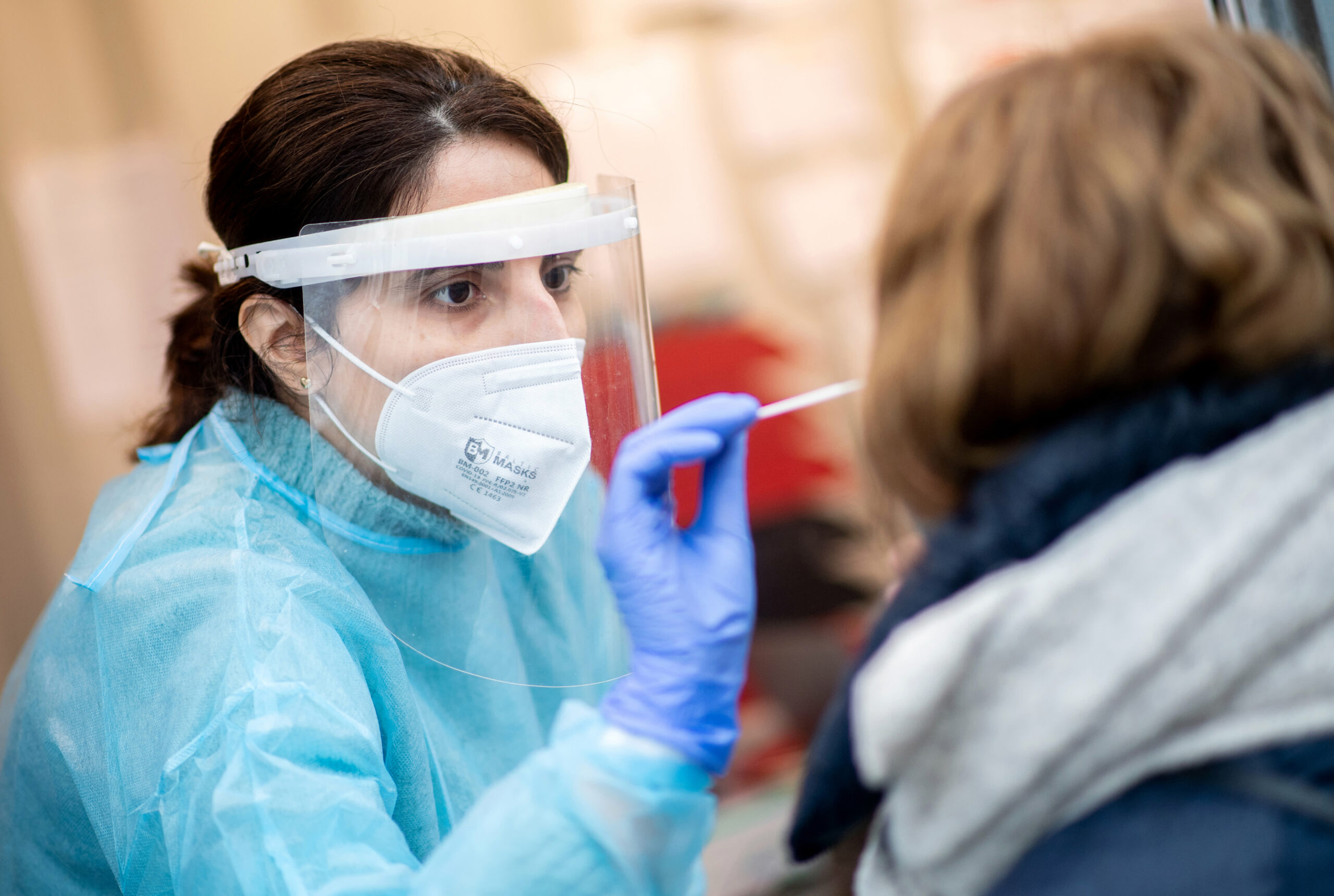 WHO cho rằng hiện còn quá sớm để đưa ra kết luận về mức độ nghiêm trọng của Omicron - Ảnh: Reuters