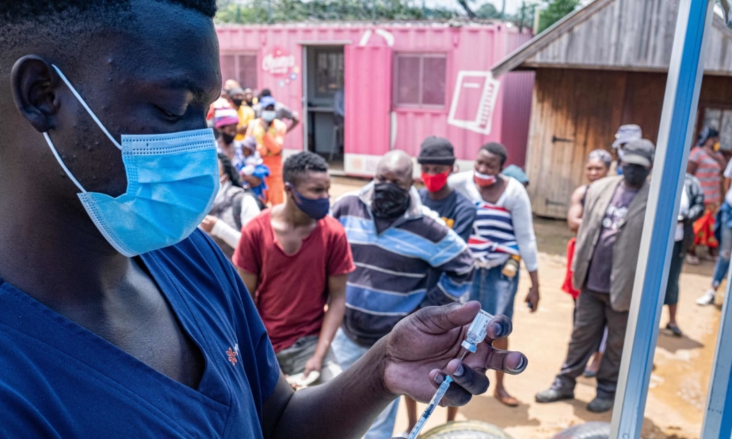 Một nhân viên y tế chuẩn bị tiêm vaccine cho người dân tại một khu dân cư ở Johannesburg ngày 8/12/2021 - Ảnh:  AFP | Getty Images