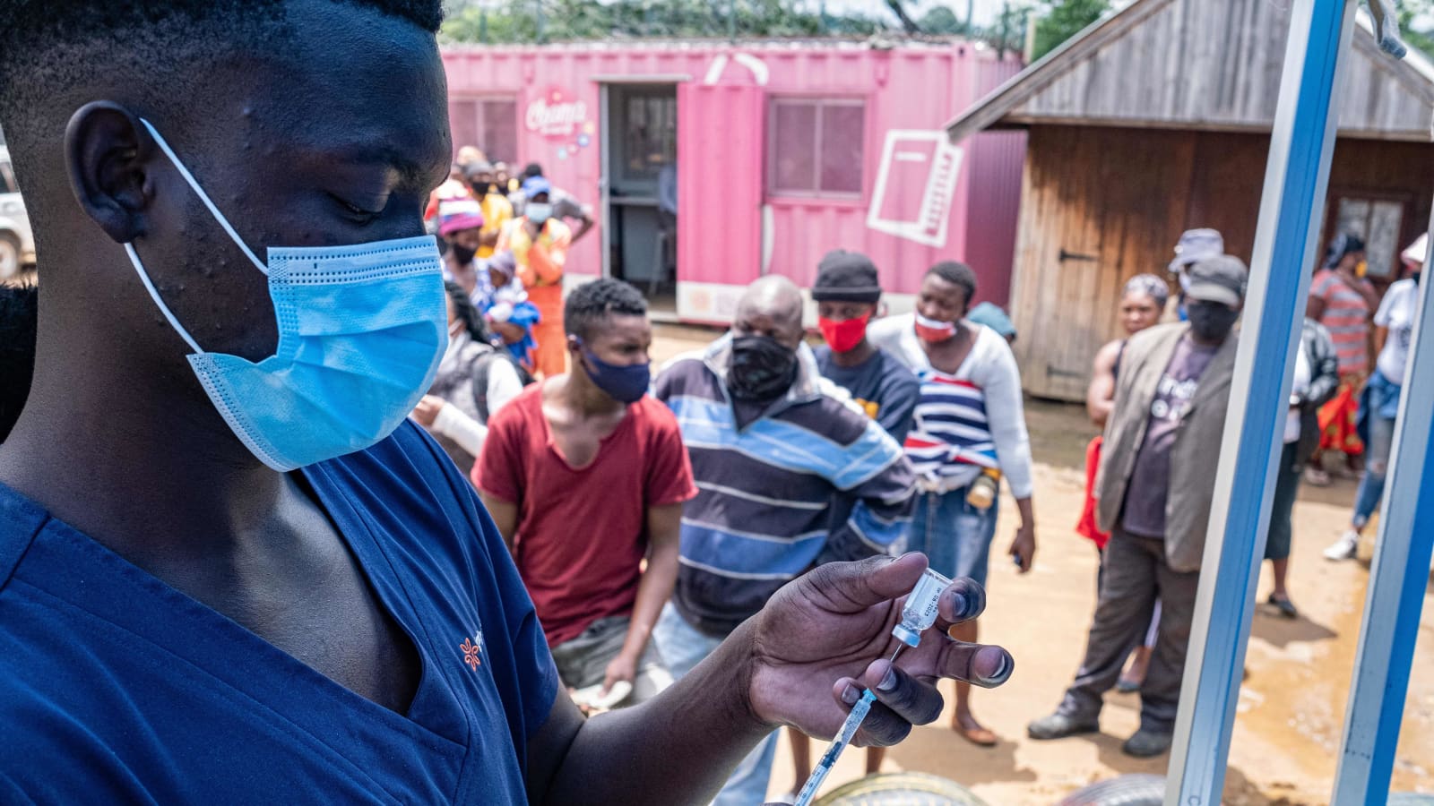 Một nhân viên y tế chuẩn bị tiêm vaccine cho người dân tại một khu dân cư ở Johannesburg ngày 8/12/2021 - Ảnh:  AFP | Getty Images