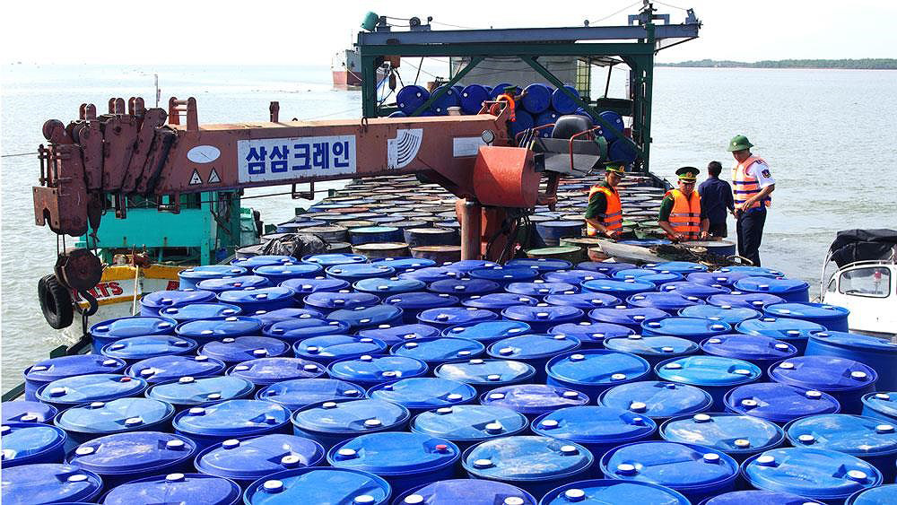 Buôn lậu xăng dầu trên biển diễn biến phức tạp.
