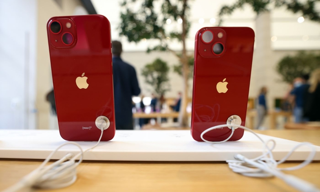 Điện thoại iPhone 13 được trưng bày tại một cửa hàng Apple ở London, Anh - Ảnh: Bloomberg