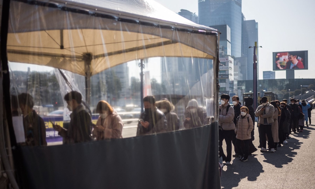 Xét nghiệm Covid ở Seoul, Hàn Quốc hôm 8/12 - Ảnh: Bloomberg.