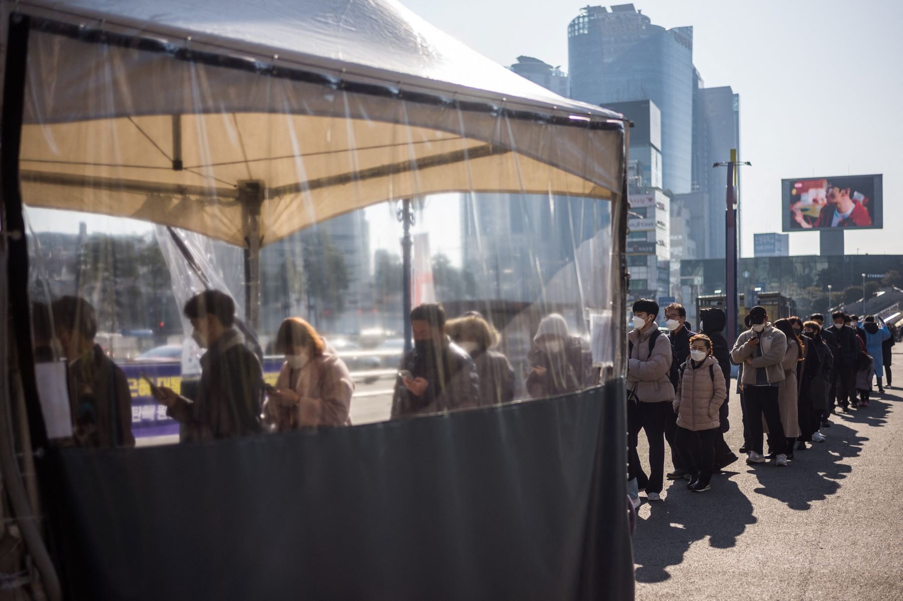 Xét nghiệm Covid ở Seoul, Hàn Quốc hôm 8/12 - Ảnh: Bloomberg.