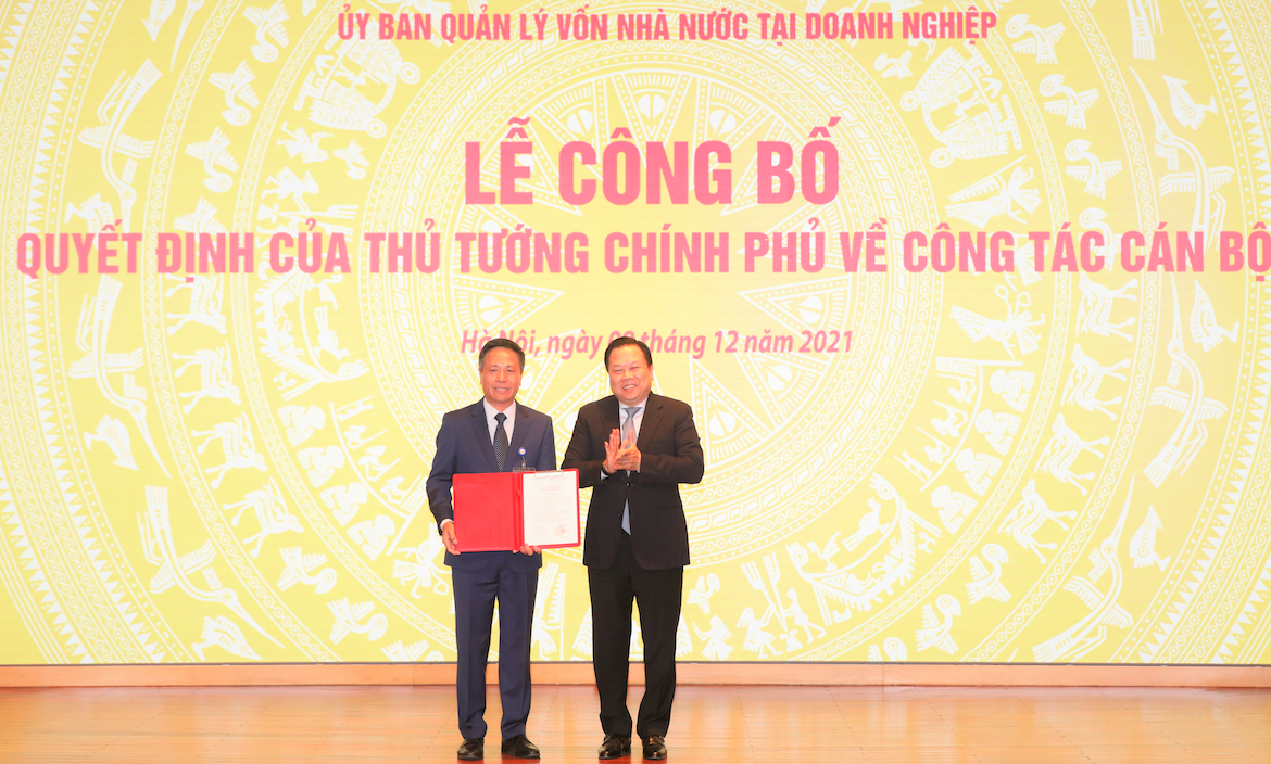 Ông Nguyễn Hoàng Anh, Chủ tịch Uỷ ban quản lý vốn Nhà nước tại Doanh nghiệp trao quyết định Chủ tịch Hội đồng thành viên Tập đoàn VNPT cho ông Tô Dũng Thái, Thành viên phụ trách Hội đồng thành viên Tập đoàn VNPT.
