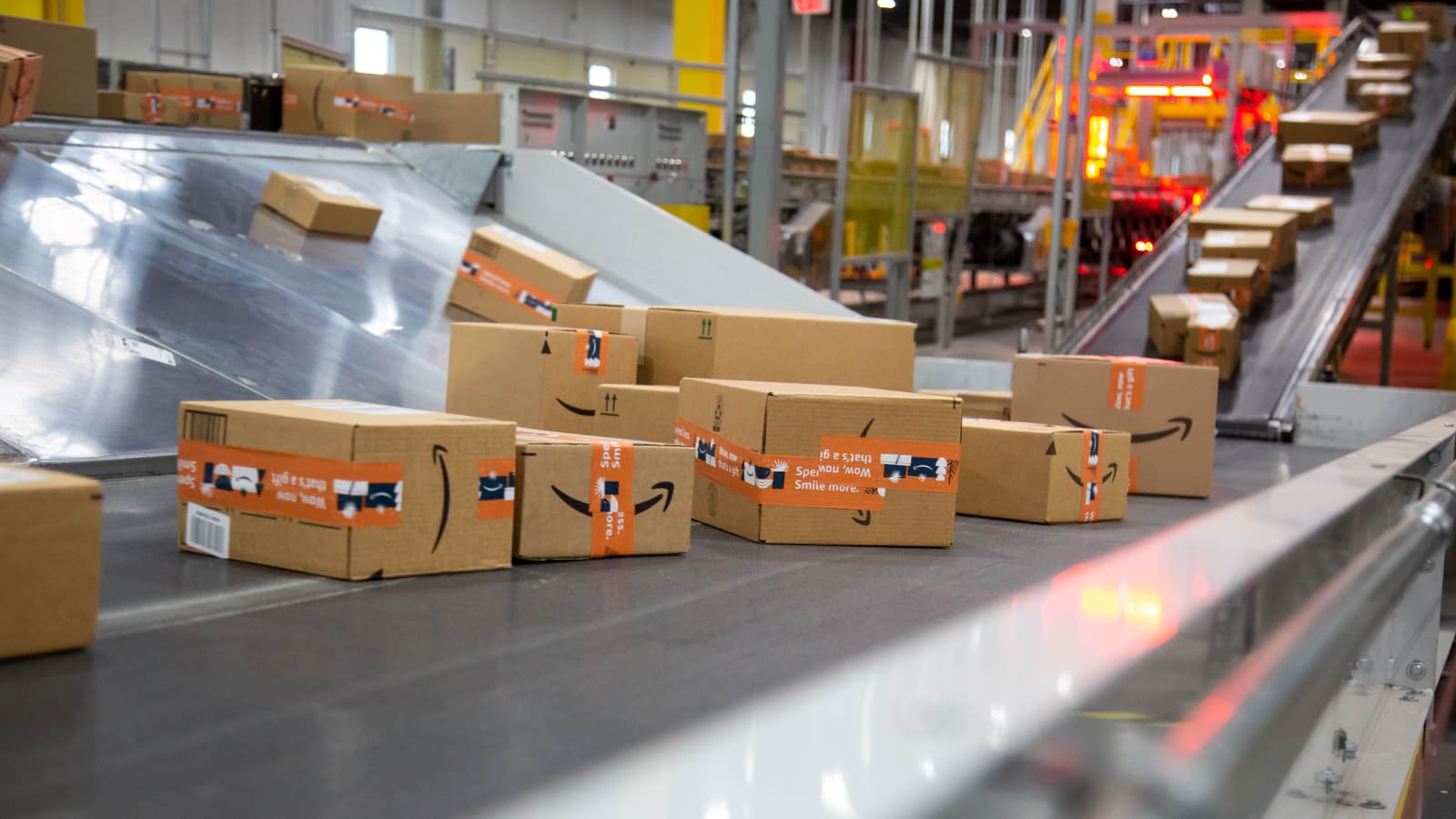 Amazon kịch liệt phản đối khoản phạt của nhà chức trách Italy - Ảnh: AP