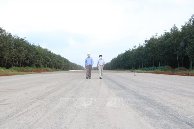 Nhiều đoạn trên cao tốc Phan Thiết - Dầu Giây đã hoàn thành gia cố xi măng, chuẩn bị bê tông nhựa.