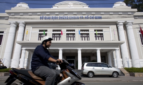 Bloomberg: Cổ phiếu Tesla và Bitcoin khiến khối ngoại bán ròng chứng khoán Việt Nam năm nay