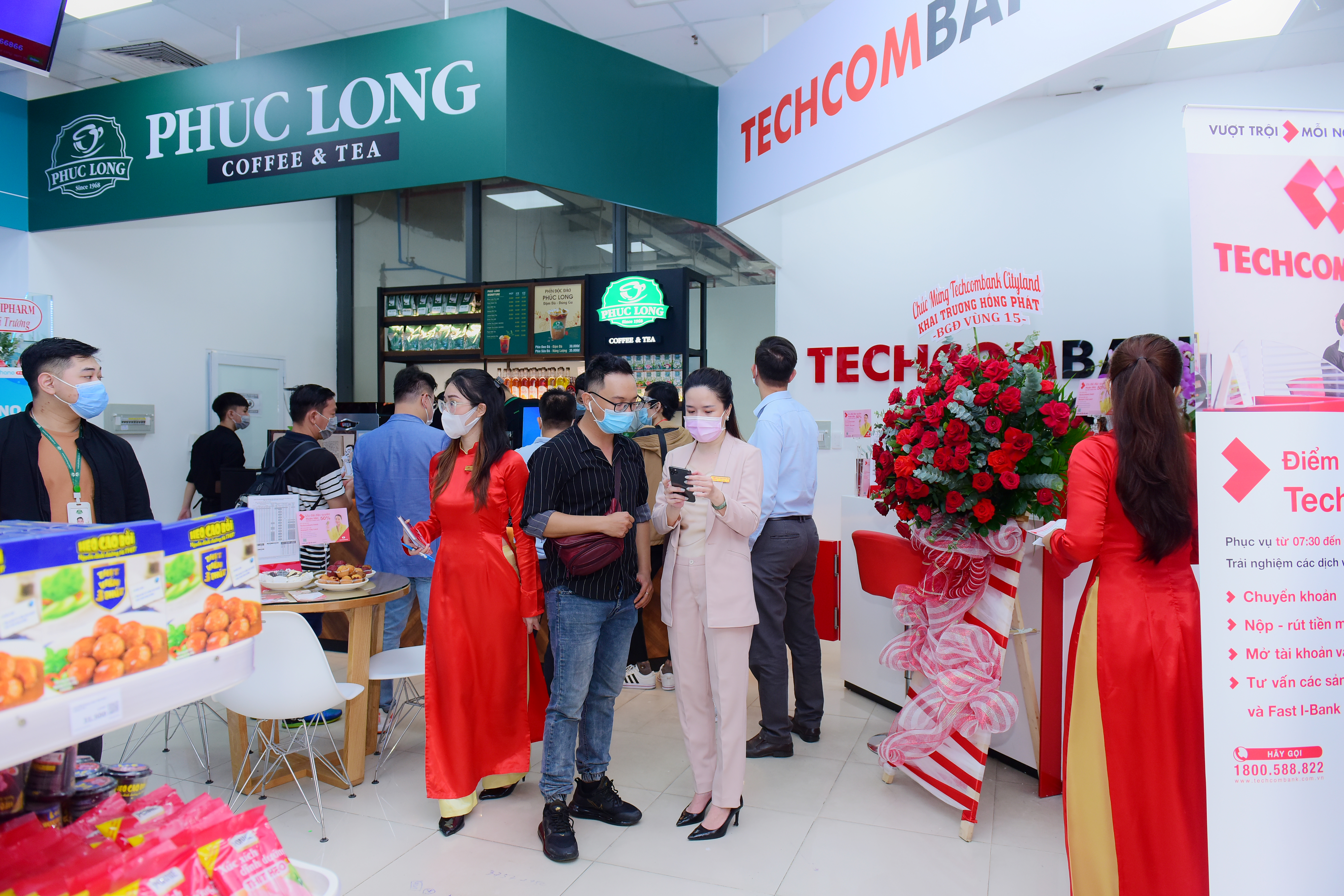 Cửa hàng WinMart  theo mô hình mini-mall tích hợp phục vụ nhu yếu phẩm, trà và cafe, dược phẩm, dịch vụ tài chính và viễn thông.