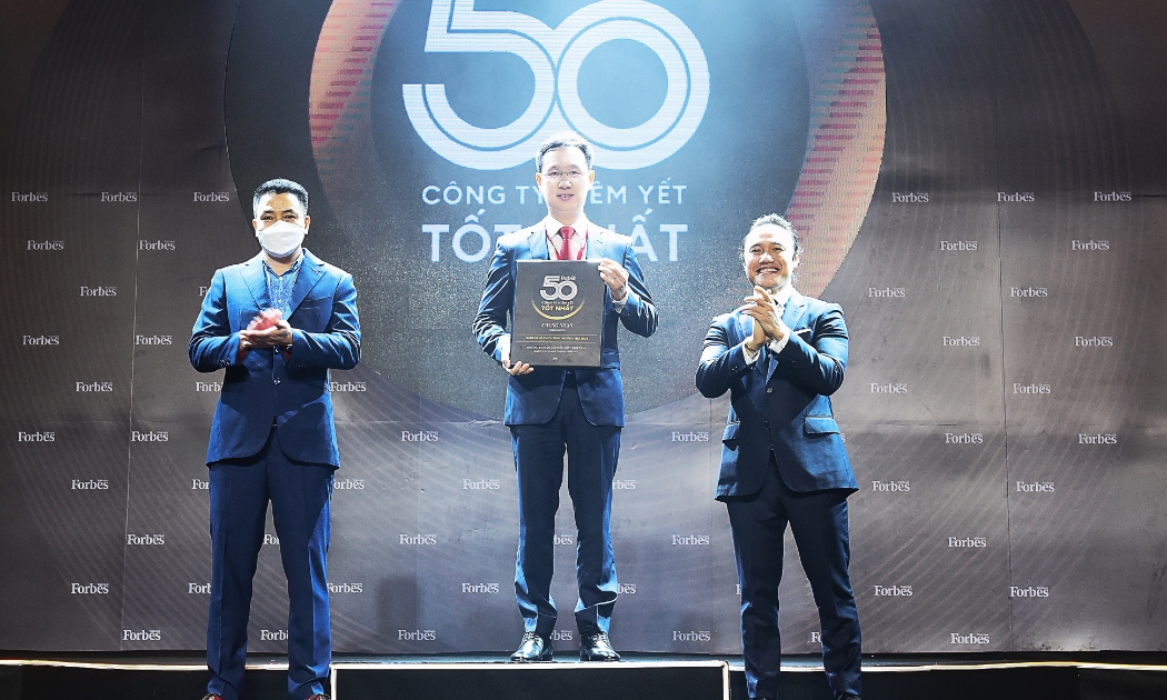 Ông Lê Thanh Tùng - Thành viên Hội đồng Quản trị VietinBank đại diện Ngân hàng nhận vinh danh Top 50 Công ty niêm yết tốt nhất Việt Nam năm 2021.