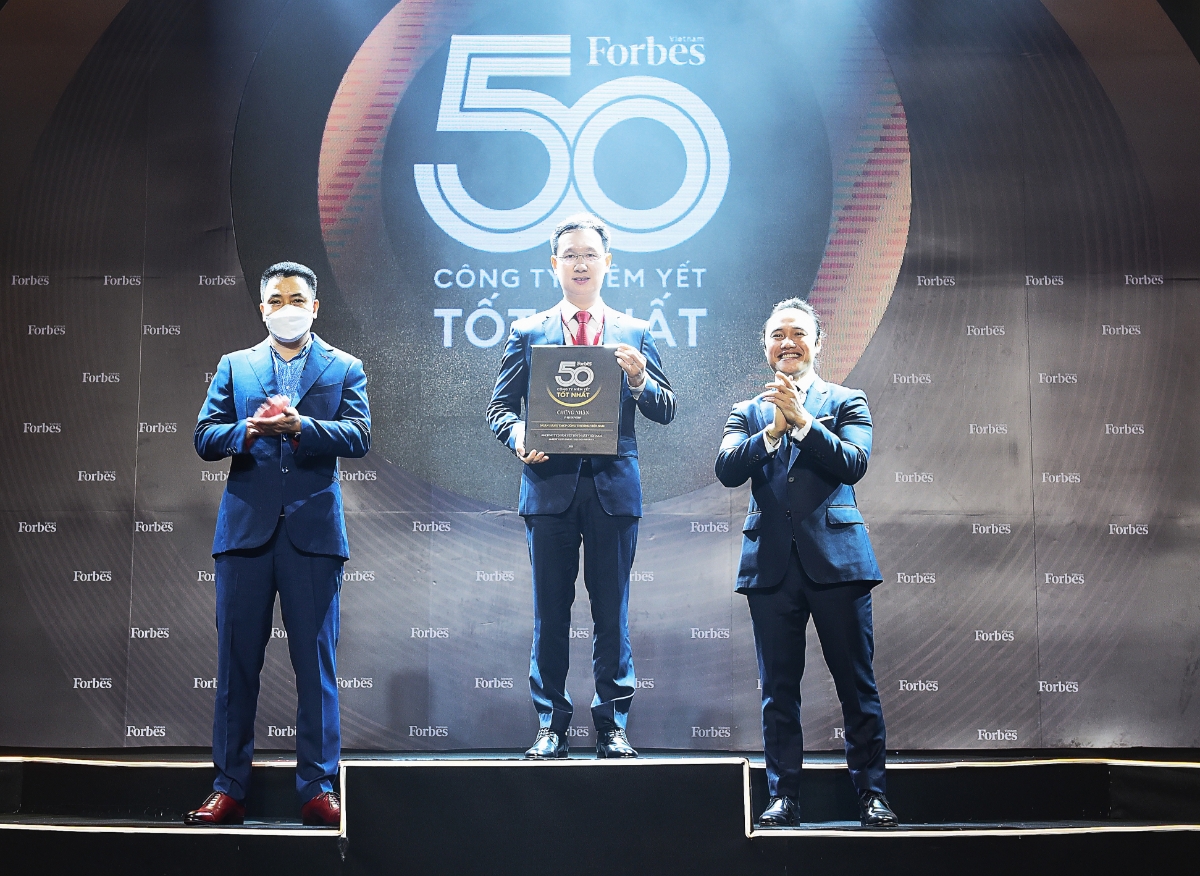 Ông Lê Thanh Tùng - Thành viên Hội đồng Quản trị VietinBank đại diện Ngân hàng nhận vinh danh Top 50 Công ty niêm yết tốt nhất Việt Nam năm 2021.