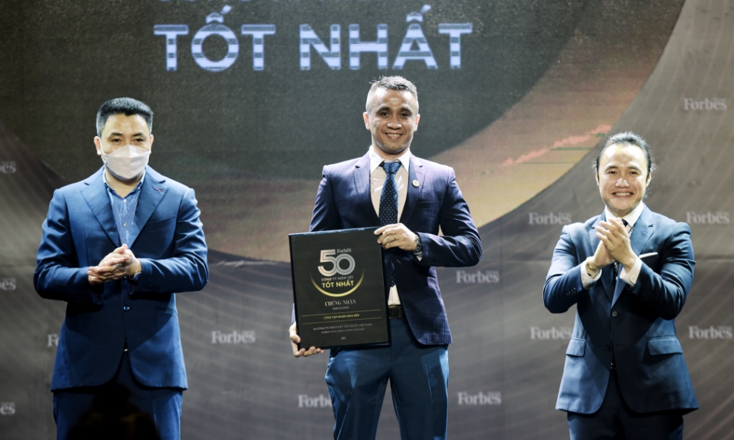 Đại diện Tập đoàn Hoa Sen nhận Top 50 công ty niêm yết tốt nhất Việt Nam 2021.