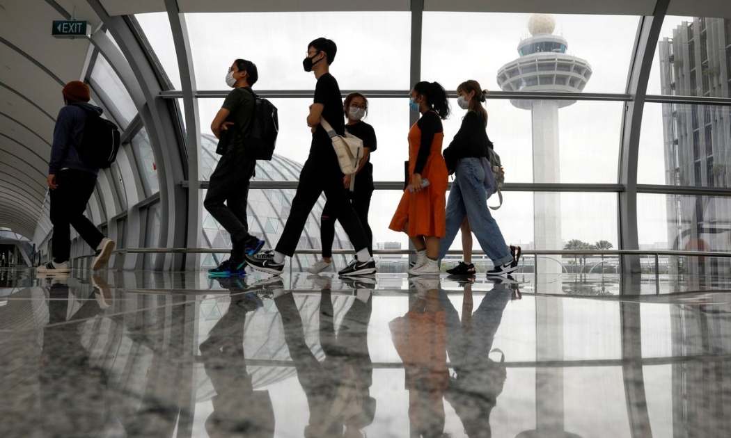 Hành khách tại sân bay Changi, Singapore - Ảnh: Reuters