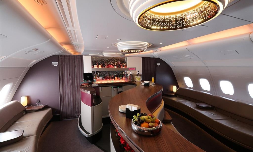 Quầy bar mini trên máy bay của hãng hàng không Qatar Airways.