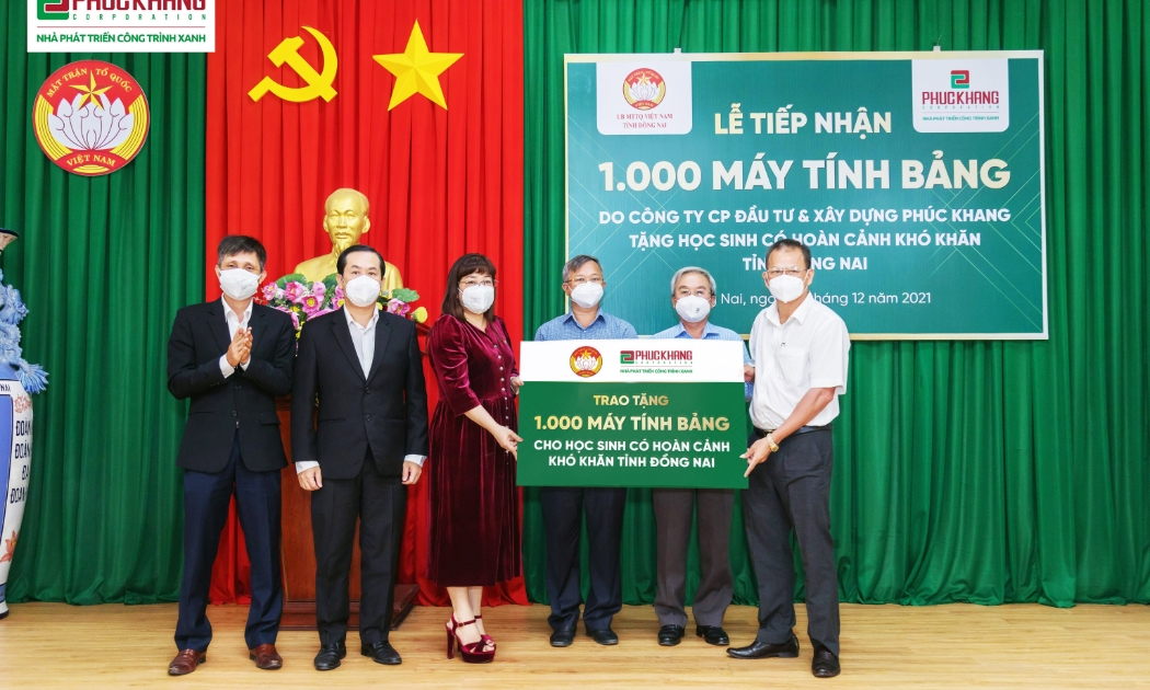 Bà Lưu Thị Thanh Mẫu - CEO Phuc Khang Corporation trao bảng tượng trưng 1.000 máy tính bảng hỗ trợ học sinh khó khăn cho lãnh đạo tỉnh Đồng Nai.