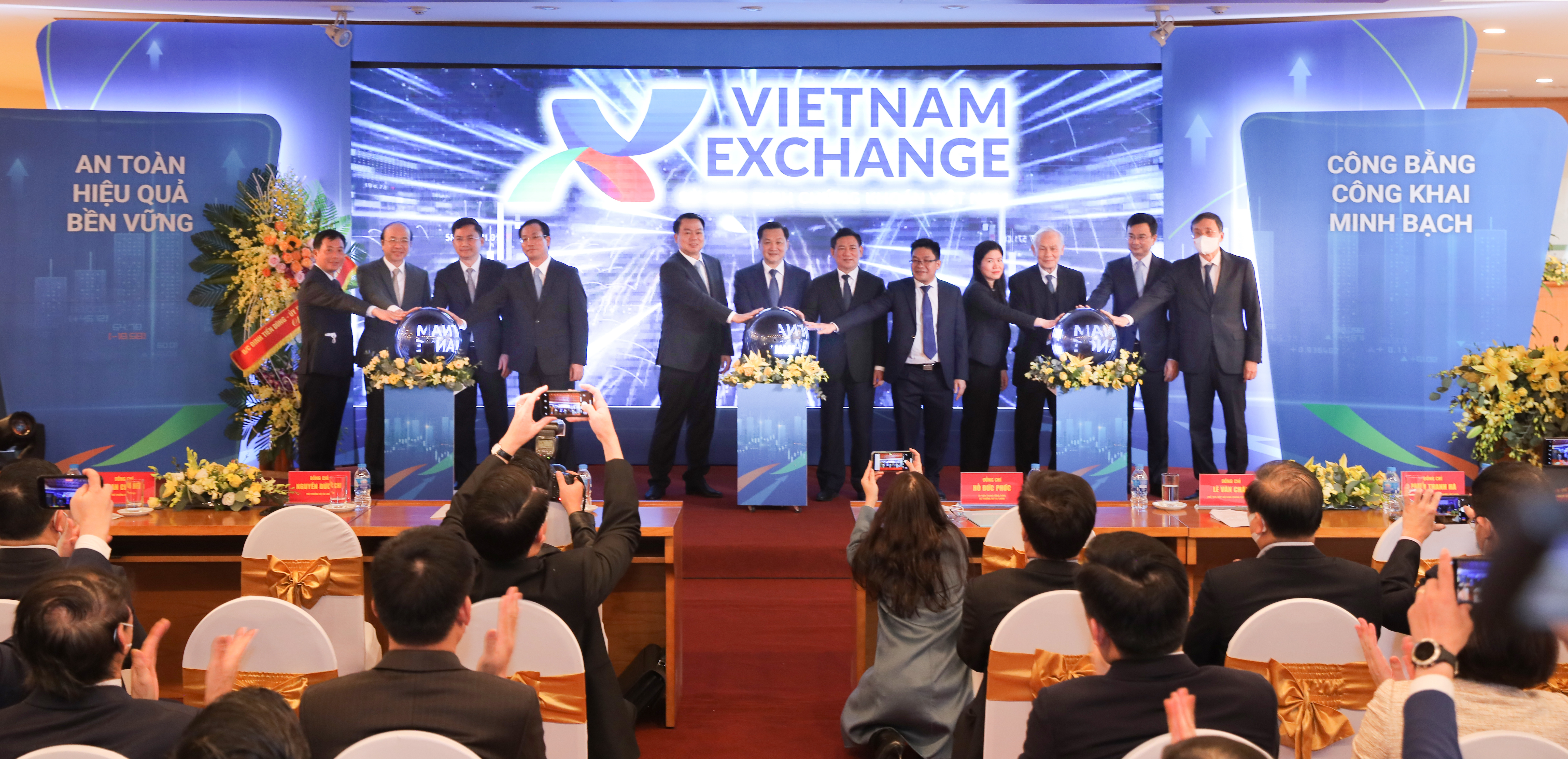 Phó Thủ tướng Lê Minh Khái cùng đại diện các bộ ngành, đại diện các thành viên thị trường tại ra mắt Sở giao dịch Chứng khoán Việt Nam sáng 11/12.