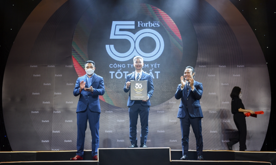 Ông Trần Xuân Ngọc – Tổng giám đốc (Group CEO) tập đoàn Nam Long nhận giải từ BTC Forbes Việt Nam.