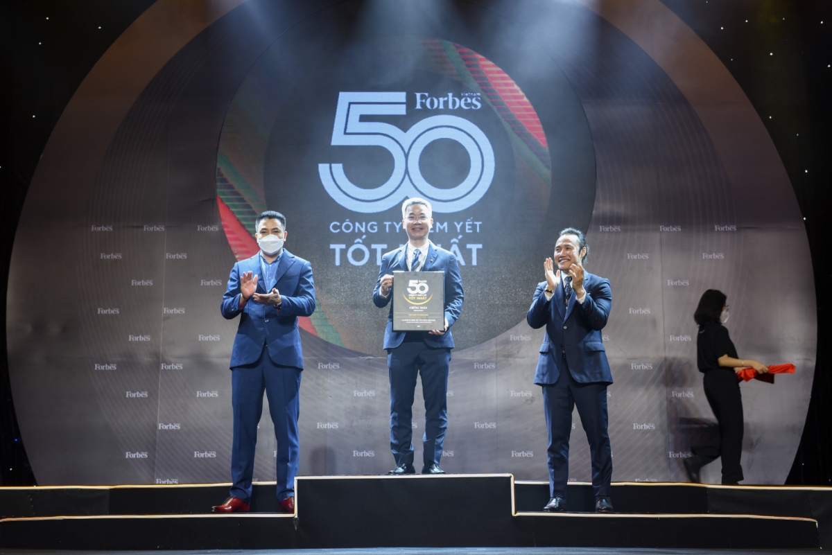 Ông Trần Xuân Ngọc – Tổng giám đốc (Group CEO) tập đoàn Nam Long nhận giải từ BTC Forbes Việt Nam.
