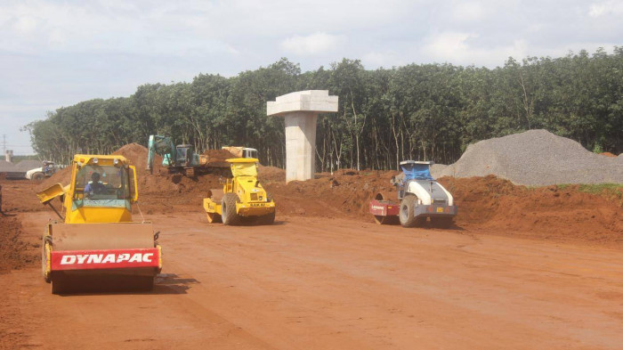 Một đoạn cao tốc Dầu Giây - Phan Thiết đang thi công qua huyện Cẩm Mỹ, tỉnh Đồng Nai.
