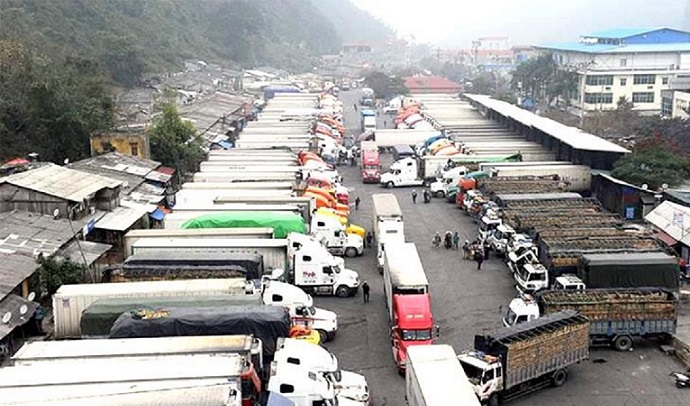 T&aacute;i diễn t&igrave;nh trạng &ugrave;n ứ xe h&agrave;ng tại cửa khẩu.