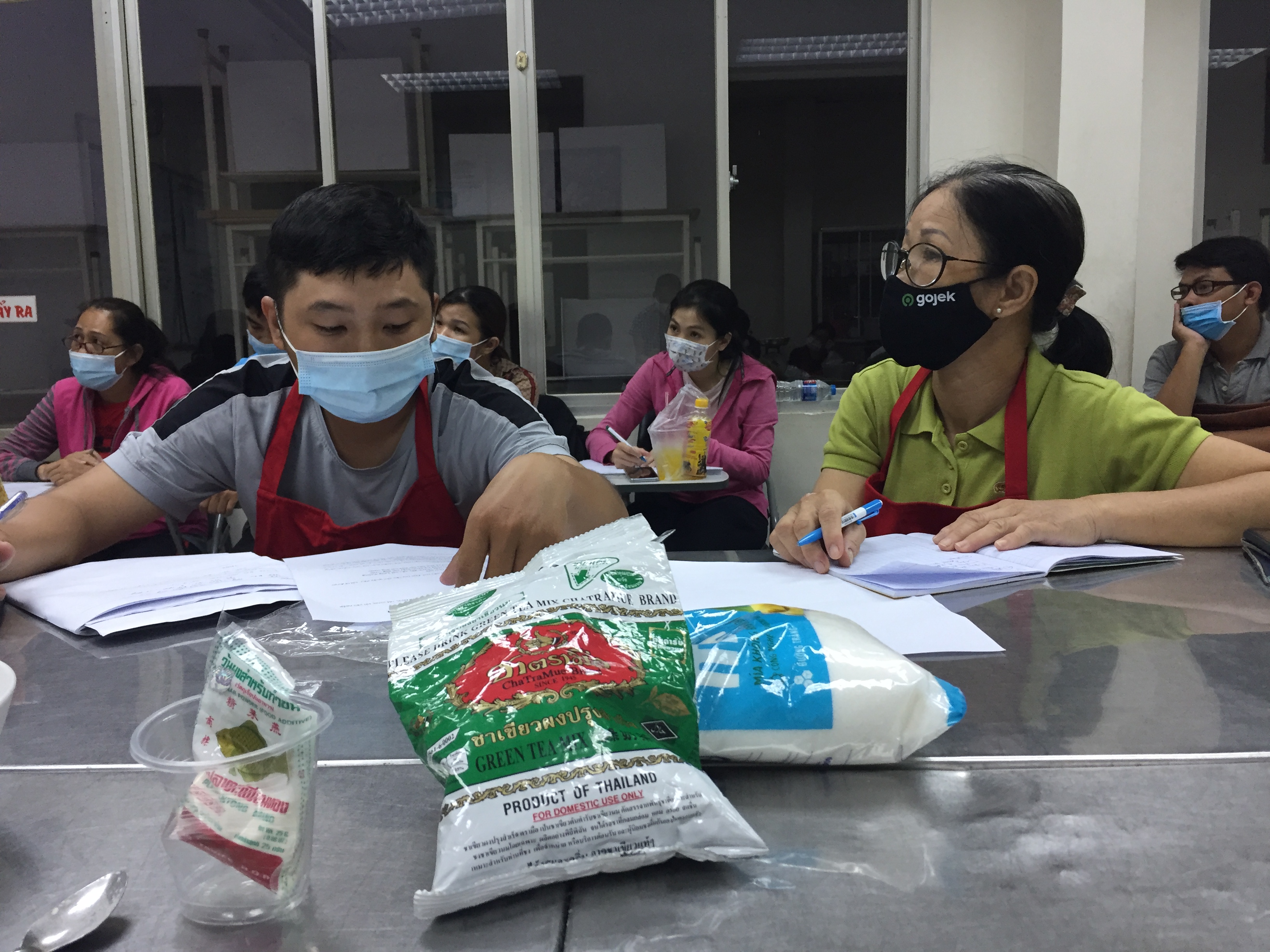 Chị Hạnh (&aacute;o xanh) rất hứng th&uacute; với c&aacute;c buổi học về quản l&yacute; t&agrave;i ch&iacute;nh, tiếp thị v&igrave; trước đ&acirc;y chị chỉ bu&ocirc;n b&aacute;n theo cảm t&iacute;nh.