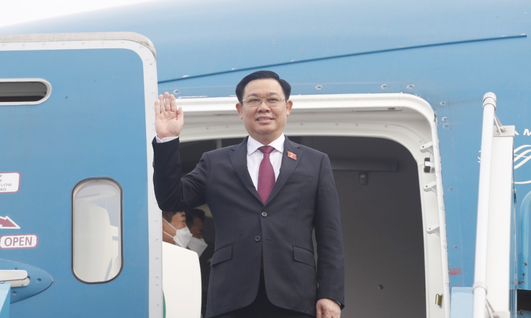Chủ tịch Quốc hội tại sân bay Nội Bài sáng 12/12 - Ảnh: Quochoi.vn