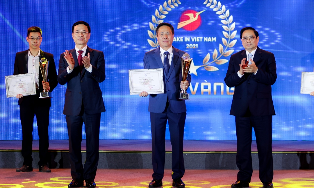 Chủ tịch Hội đồng thành viên VNPT Tô Dũng Thái nhận giải Vàng Make in Viet Nam 2021 cho các sản phẩm công nghệ số của VNPT do Thủ tướng Phạm Minh Chính và Bộ trưởng Bộ Thông tin và Truyền thông Nguyễn Mạnh Hùng trao. Ảnh: Nguyễn Khánh.