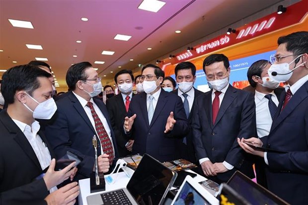 Thủ tướng Phạm Minh Ch&iacute;nh tham quan gian trưng b&agrave;y sản phẩm c&ocirc;ng nghệ số của c&aacute;c doanh nghiệp tham dự Diễn đ&agrave;n. Ảnh: Dương Giang-TTXVN