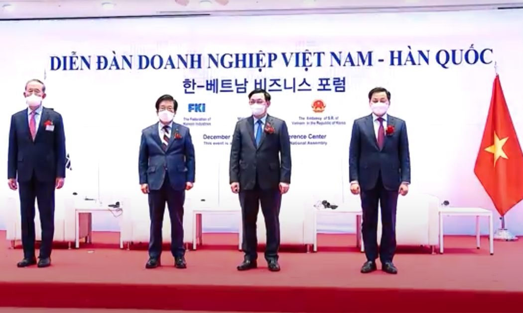 Chủ tịch Quốc hội Vương Đình Huệ và Chủ tịch Quốc hội Hàn Quốc Park Byeong Seok (đứng giữa) tham dự Diễn đàn Doanh nghiệp Việt Nam - Hàn Quốc - Ảnh: Quochoi.vn