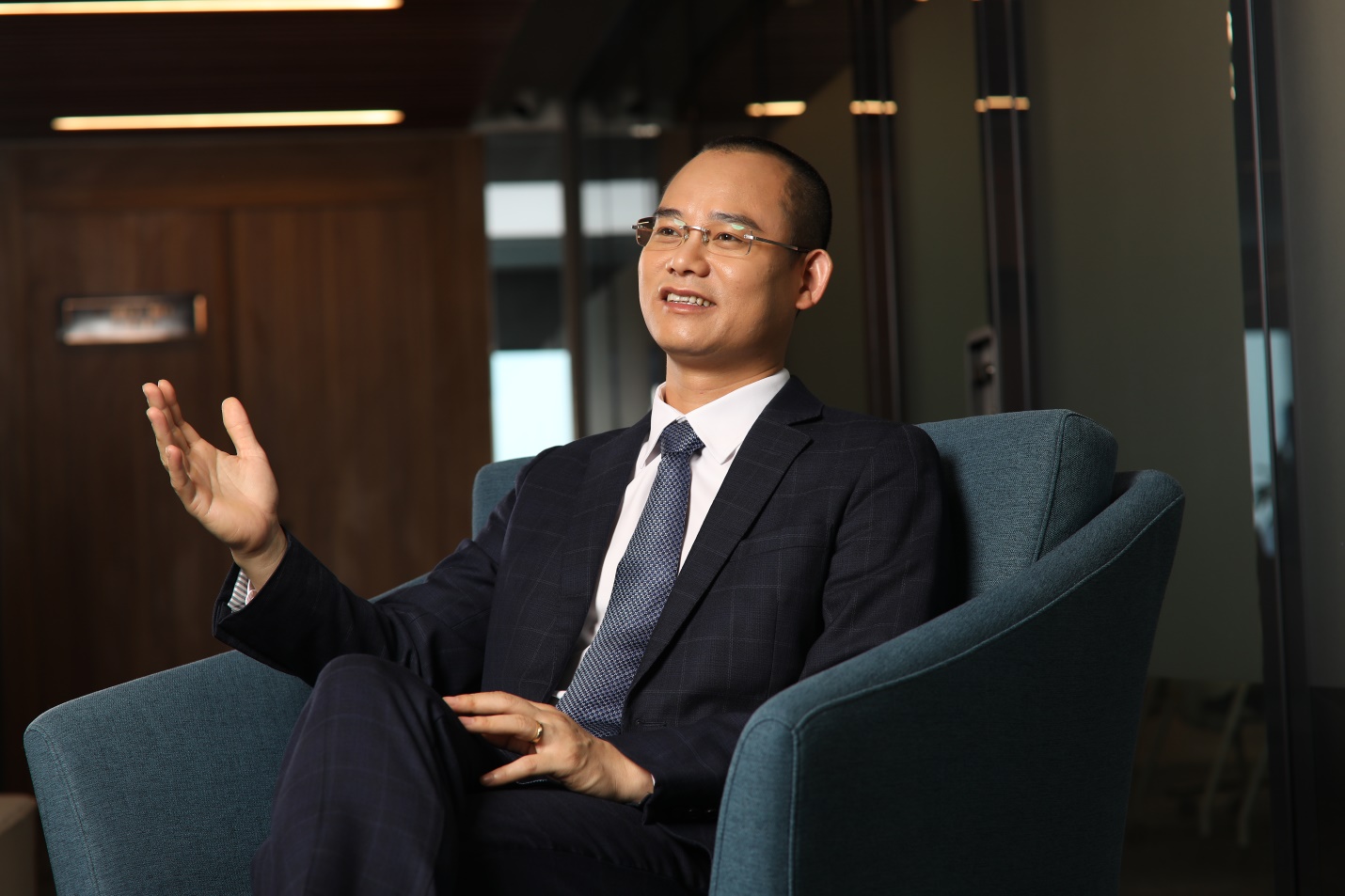 Tổng gi&aacute;m đốc Mcredit - &Ocirc;ng L&ecirc; Quốc Ninh chia sẻ về chiến lược t&aacute;i định vị thương hiệu lần n&agrave;y.