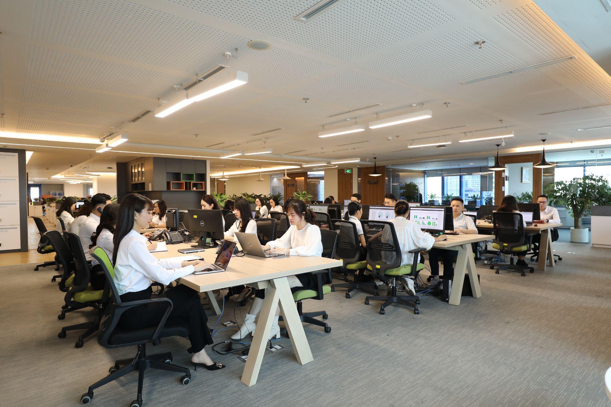 Tập trung đ&agrave;o tạo, ph&aacute;t triển đội ngũ nh&acirc;n sự, hỗ trợ kh&aacute;ch h&agrave;ng chuy&ecirc;n nghiệp.