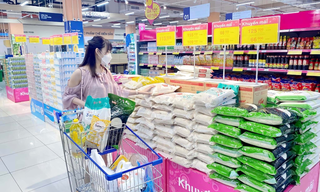 Nhiều mặt hàng sản phẩm Tết 2022 được giảm giá tới 50%.