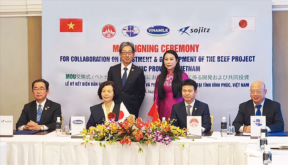 Bà Hoàng Thị Thúy Lan, Bí thư Tỉnh ủy Vĩnh Phúc và ông Ryutaro Hirai, Phó chủ tịch Tập đoàn Sojitz chứng kiến lễ ký kết biên bản ghi nhớ giữa các bên.