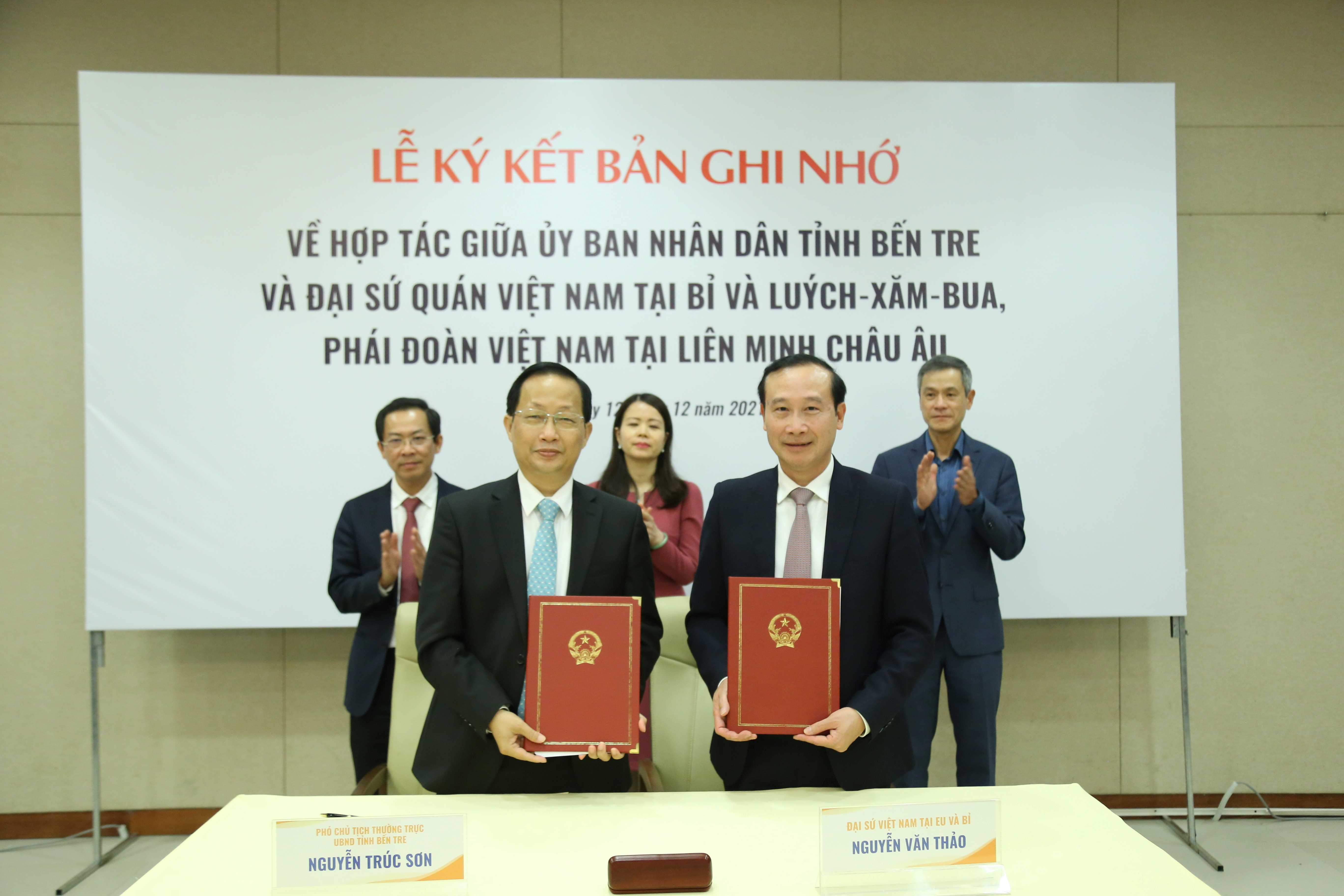Lễ ký Bản ghi nhớ về hợp tác giữa UBND tỉnh Bến Tre và Đại sứ quán Việt Nam tại Bỉ và Luxembourg, Phái đoàn Việt Nam tại Liên minh châu Âu - Ảnh: Bộ Ngoại giao