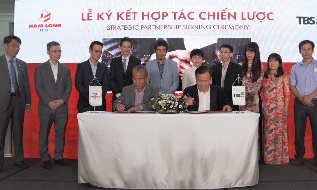Chủ tịch Nam Long - Nguyễn Xuân Quang và chủ tịch TBS Land - Đức Thuấn cùng ký kết Biên bản Hợp tác chiến lược giữa đôi bên.