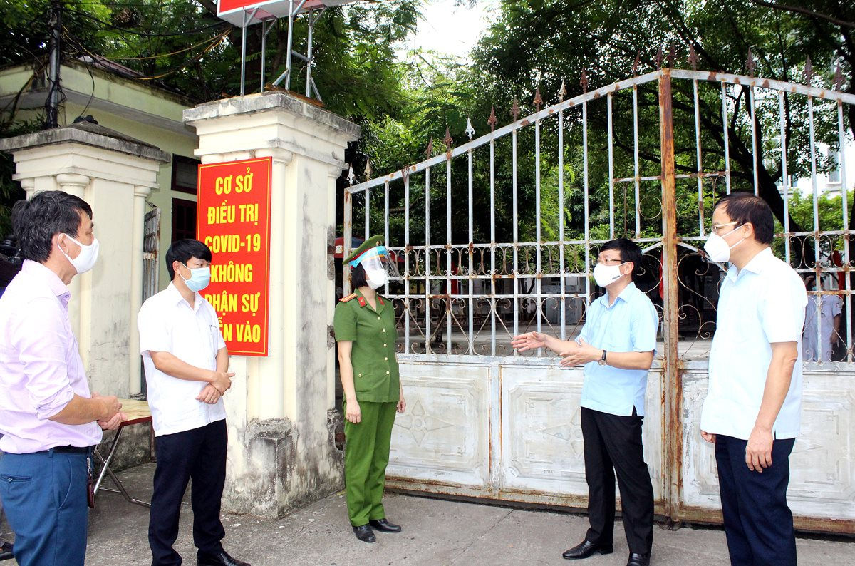 Chủ tịch UBND tỉnh Lê Duy Thành (người thứ 2 từ phía phải sang) kiểm tra cơ sở điều trị bệnh nhân Covid-19 huyện Yên Lạc.