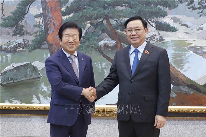 Chủ tịch Quốc hội Vương Đình Huệ gặp Chủ tịch Quốc hội Hàn Quốc Park Byeong Seok trưa ngày 13/12 (giờ địa phương) - Ảnh: TTXVN