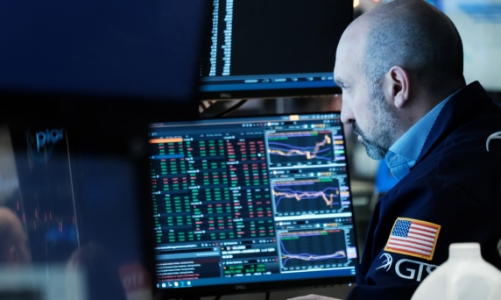 S&P 500 tụt khỏi kỷ lục, Dow Jones mất hơn 300 điểm vì Omicron và Fed