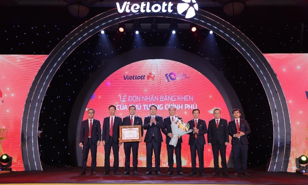 Thứ trưởng Bộ Tài chính Nguyễn Đức Chi trao tặng Bằng khen Thủ tướng Chính phủ cho Vietlott.