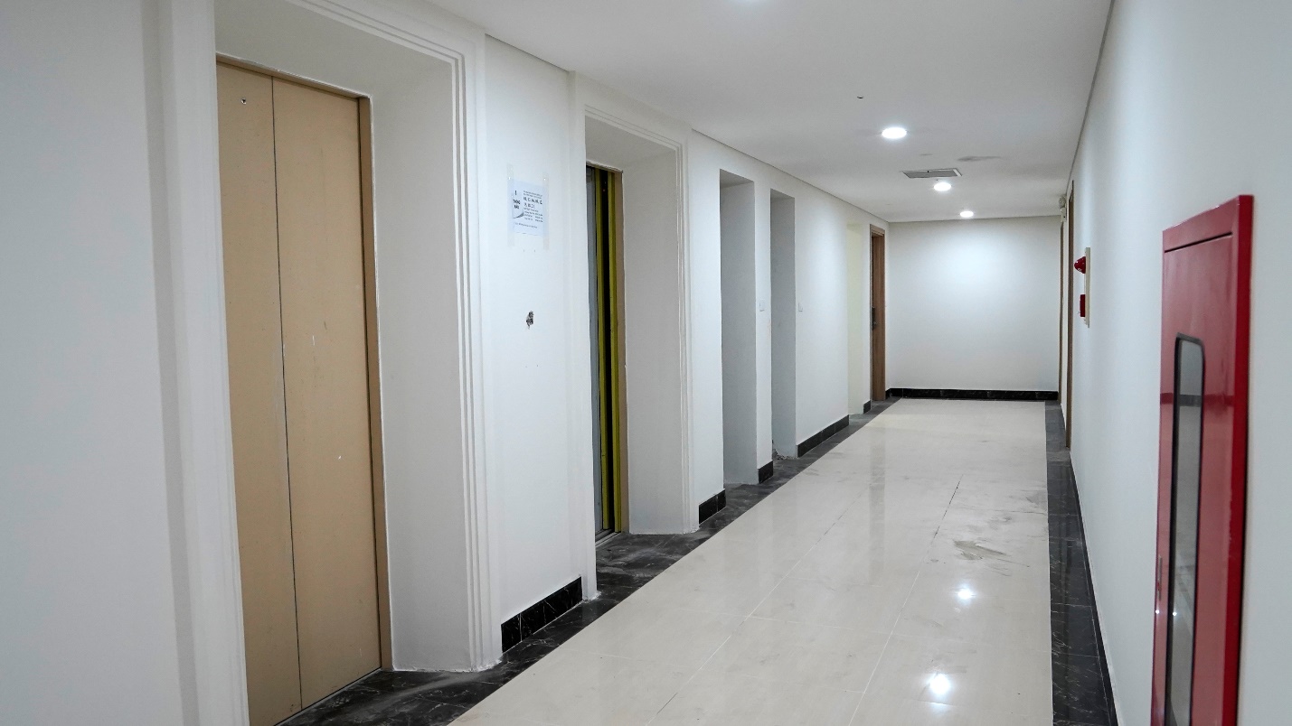 Sảnh hành lang căn hộ tại Tây Hồ Riverview rộng tới 2m. Hệ thống thang máy đã đi vào hoạt động.