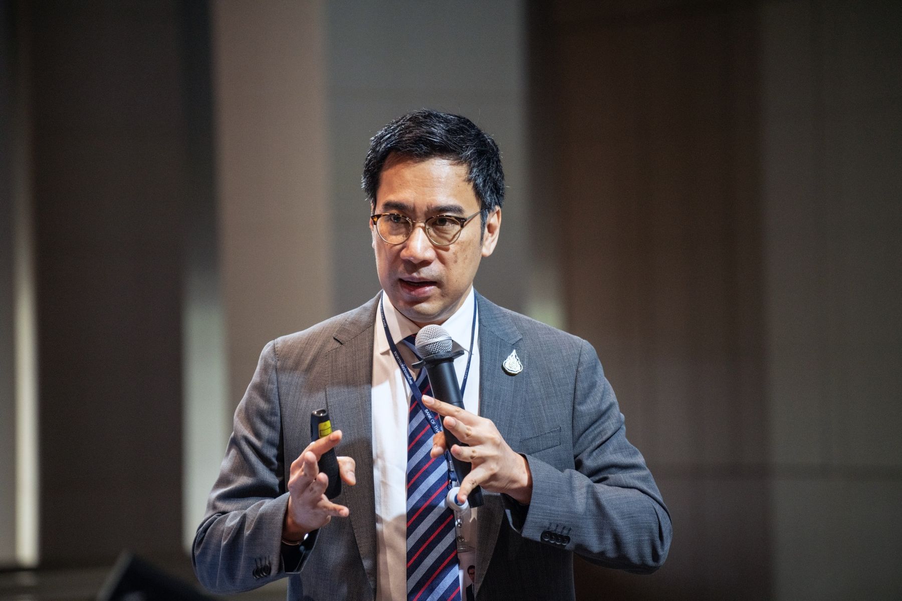 Thống đốc Ngân hàng Trung ương Thái Lan Sethaput Suthiwartnarueput - Ảnh: Bloomberg.