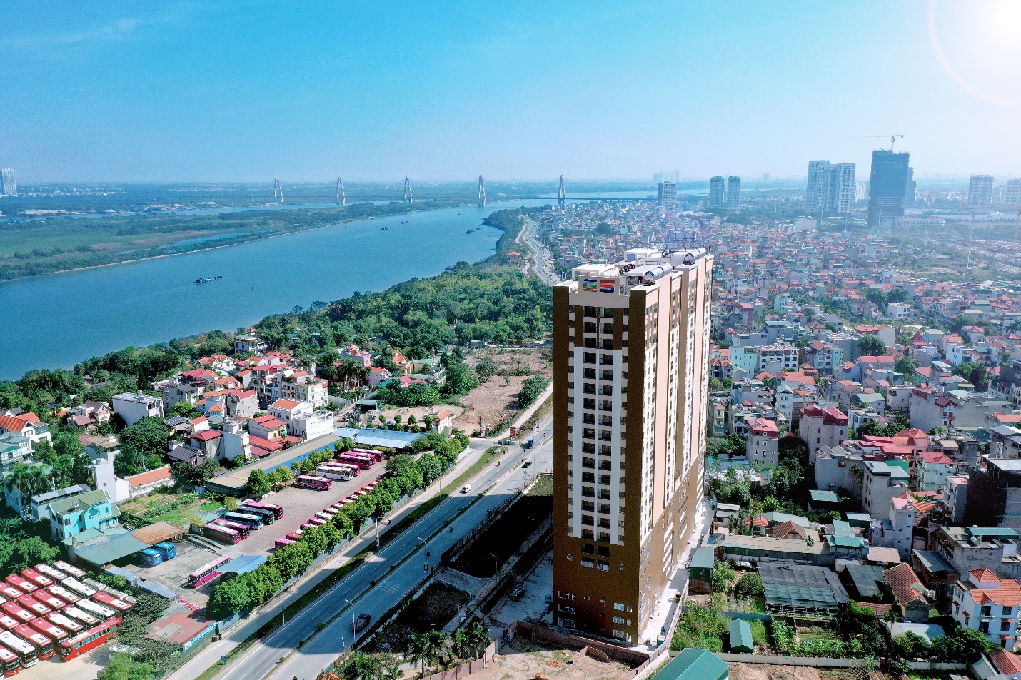 Cảnh quan hữu tình với tầm nhìn ra cầu Nhật Tân từ Tây Hồ Riverview.