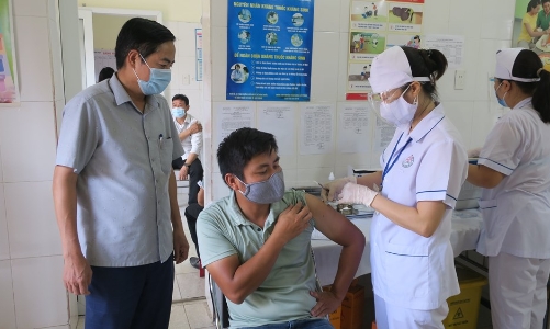 Hải Phòng chạy đua với thời gian, tiêm phủ mũi vaccine thứ 3 cho người trên 50 tuổi và bệnh nền